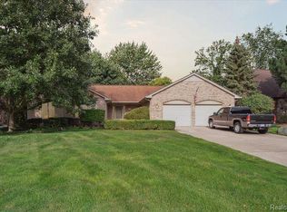 20043 Edgewood Ave, Livonia, MI 48152