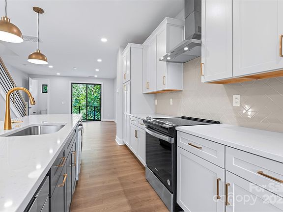 5th image of 3453 Byrnes St