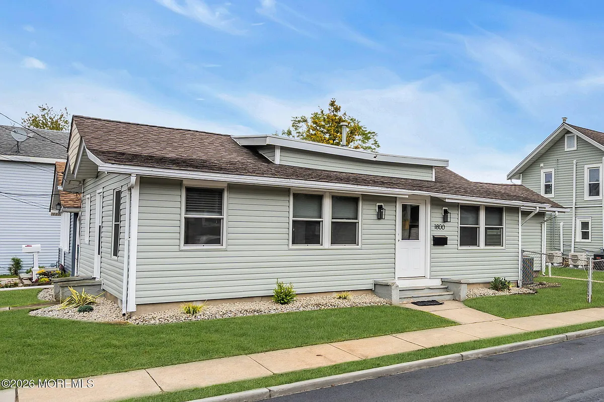 Building Photo - 1800 Pine Ter