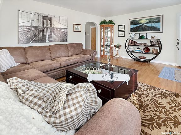 3rd image of 720 6th Avenue NE