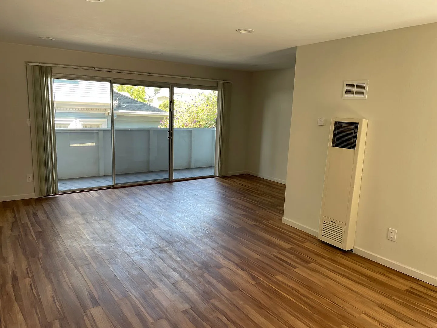 2 bedroom few blocks from Lake Merritt! Off-street parking! Private balcony! Common outdoor space! — Photo 3