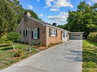 925 Ridgewood Rd, Rockford, IL 61107