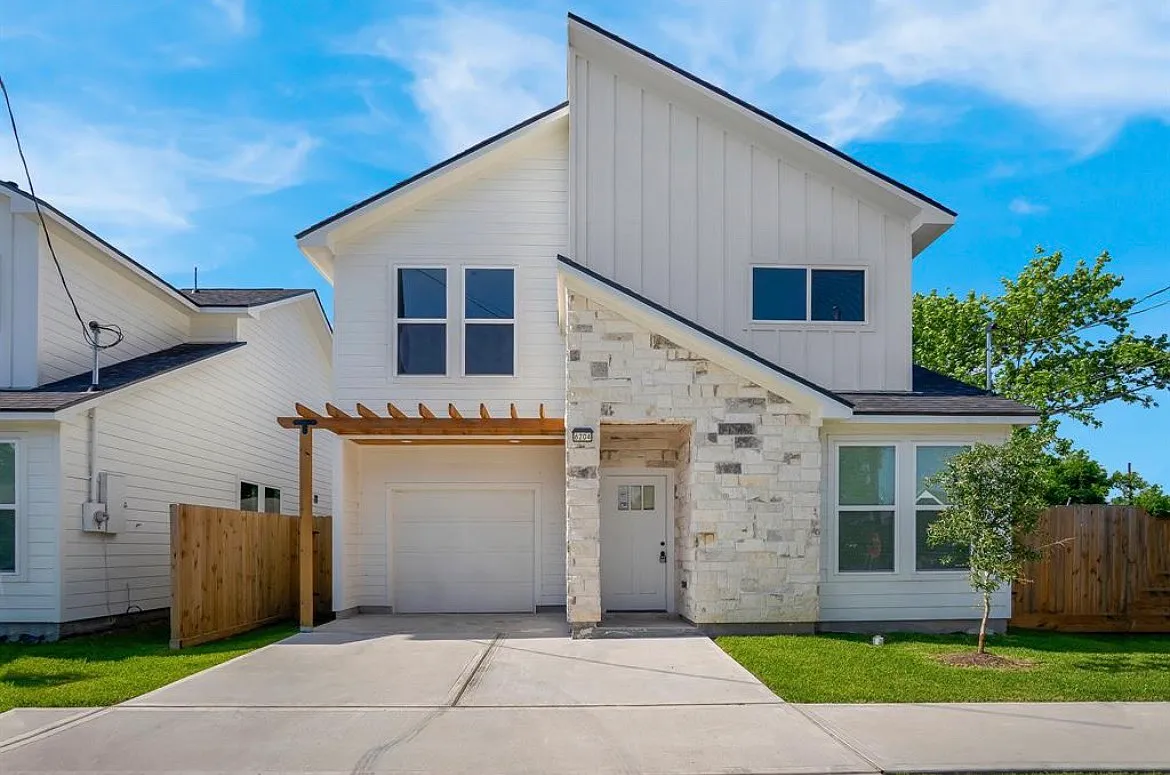 3 bed, 2.5 bath, 1650 sqft, $2,200 — Photo 1