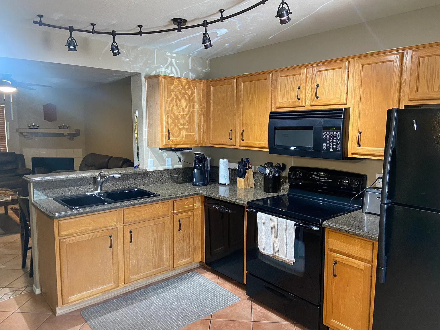 3 bed, 1180 sqft, $3,000 — Photo 3