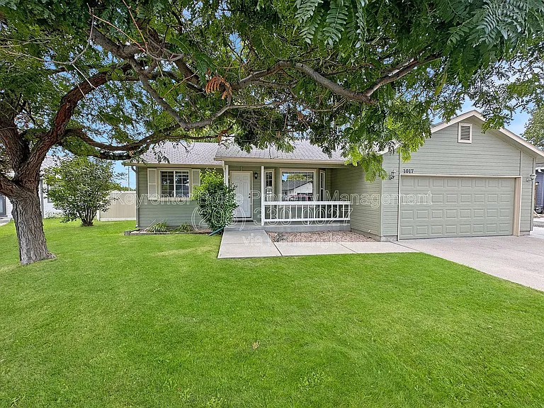 1017 W Edwards Ave — Photo 1