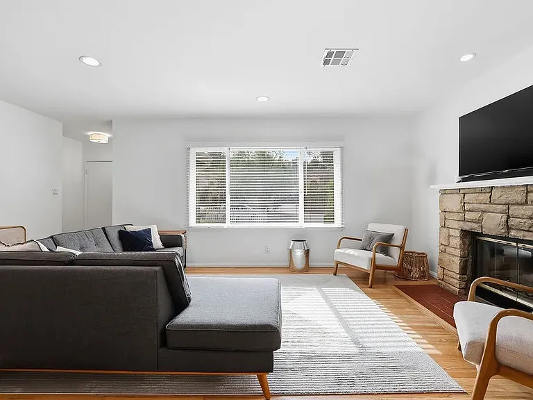 4958 Canoga Ave — Photo 4