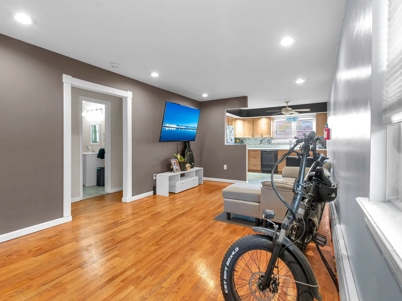 2 bed, 706 sqft, $2,300 — Photo 3