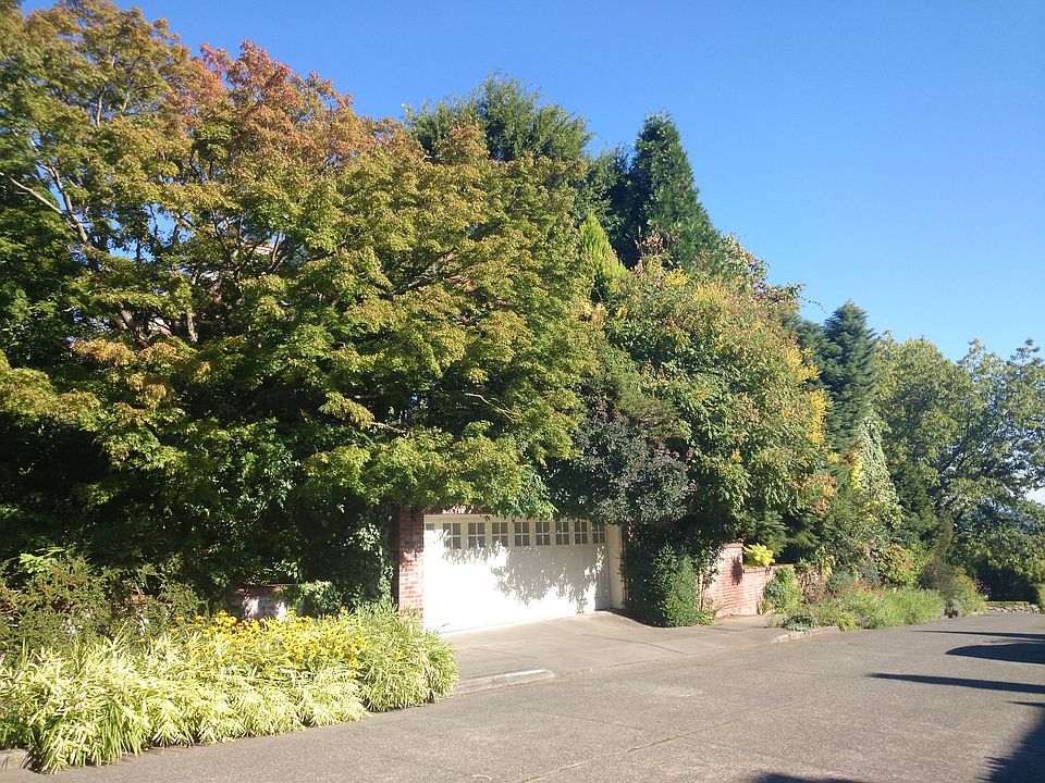 2nd image of 3355 E Laurelhurst Dr NE