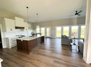 22690 N County Road M Rd, Weston, MO 64098
