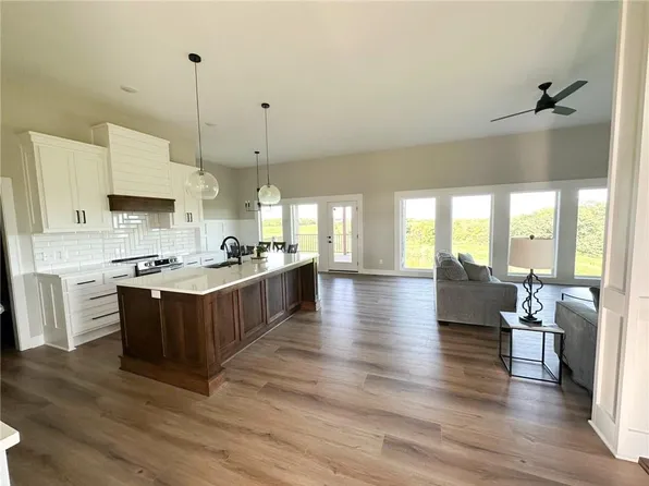 22690 N County Road M Rd, Weston, MO 64098