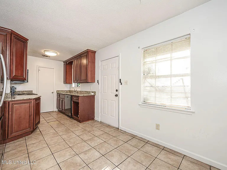 5612 Rose Dr — Photo 8