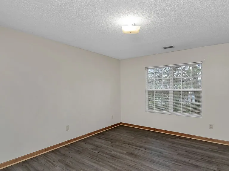 122 Hazelwood Ct — Photo 22