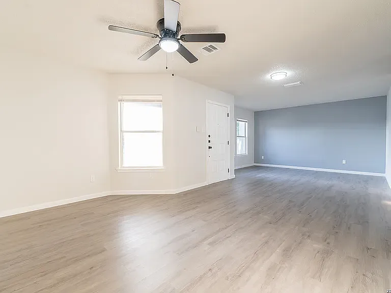5 bed, 2.5 bath, 3015 sqft, $2,990 — Photo 2