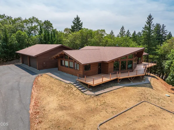 616 Mountain Paradise Dr, Grants Pass, OR 97526