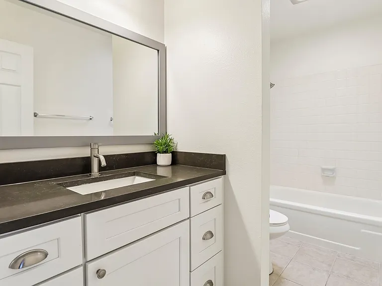 450 W Vermont Ave — Photo 21