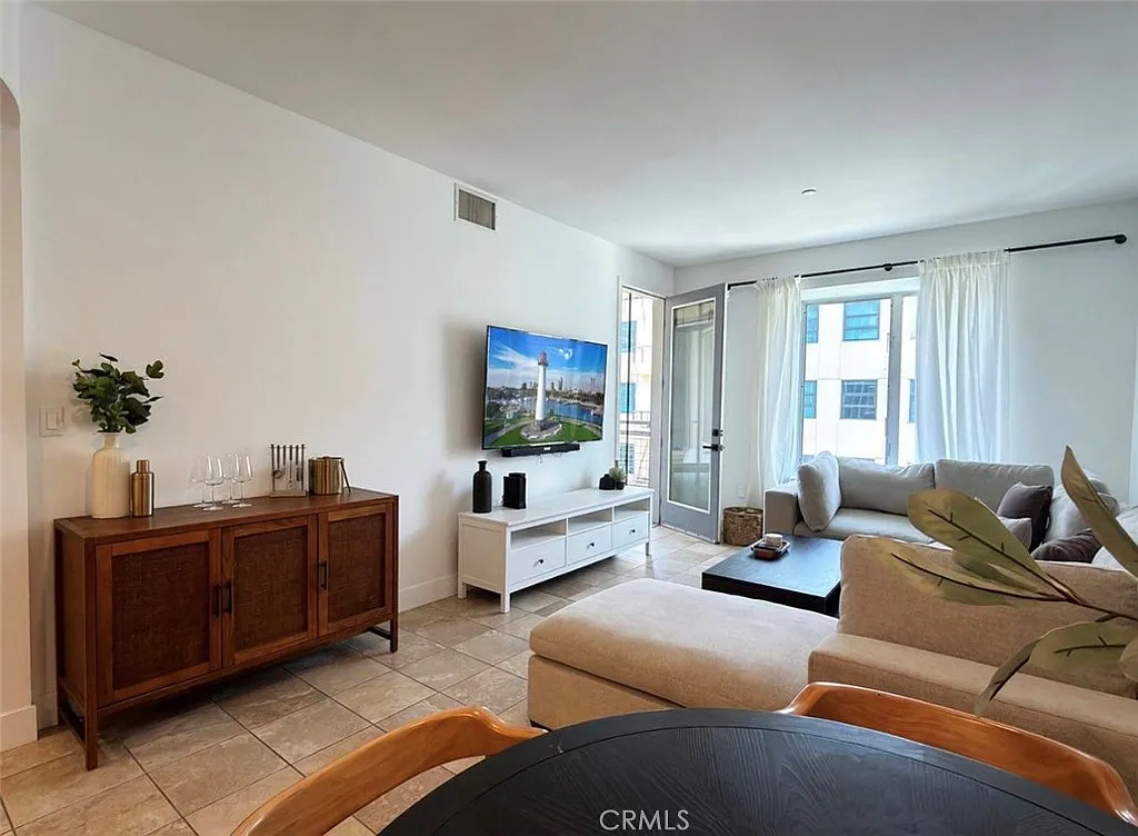 2 bed, 970 sqft, $3,800 — Photo 3