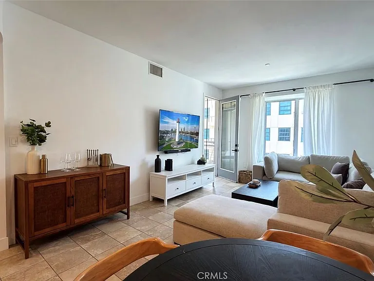 150 The Promenade N — Photo 3