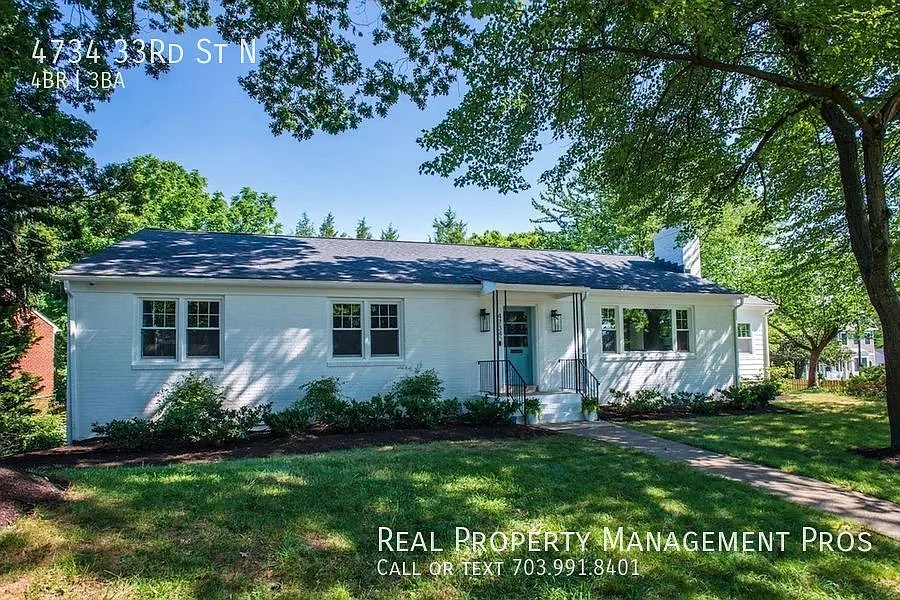 Stunning, Sun- Drench Home in Sought After Country Club Hills! — Photo 1