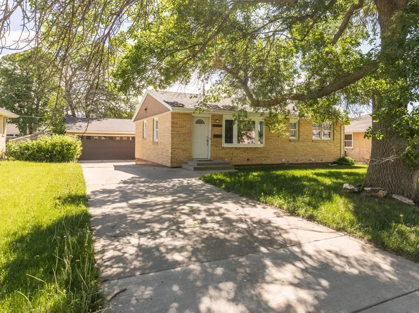 1608 Sunset Dr, Mandan, ND 58554