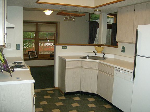 3rd image of 13 Tiffany Dr