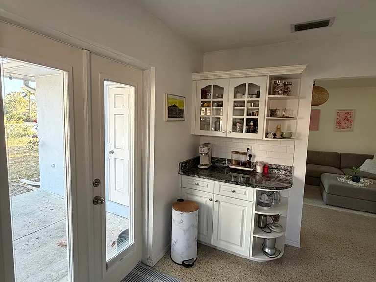 250 NW Lincoln Cir N — Photo 8