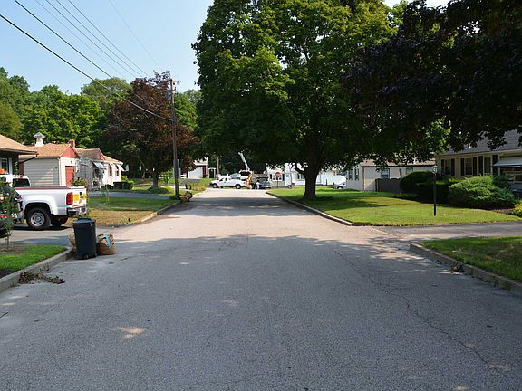 5th image of 18 Brookdale Dr