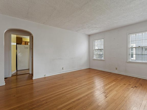 3rd image of 2111 Inglewood Pl