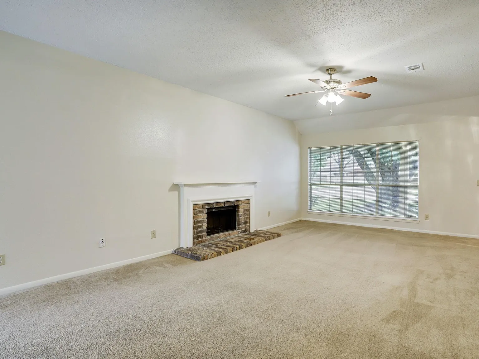 3 bed, 2.0 bath, 1500 sqft, $1,750 — Photo 3