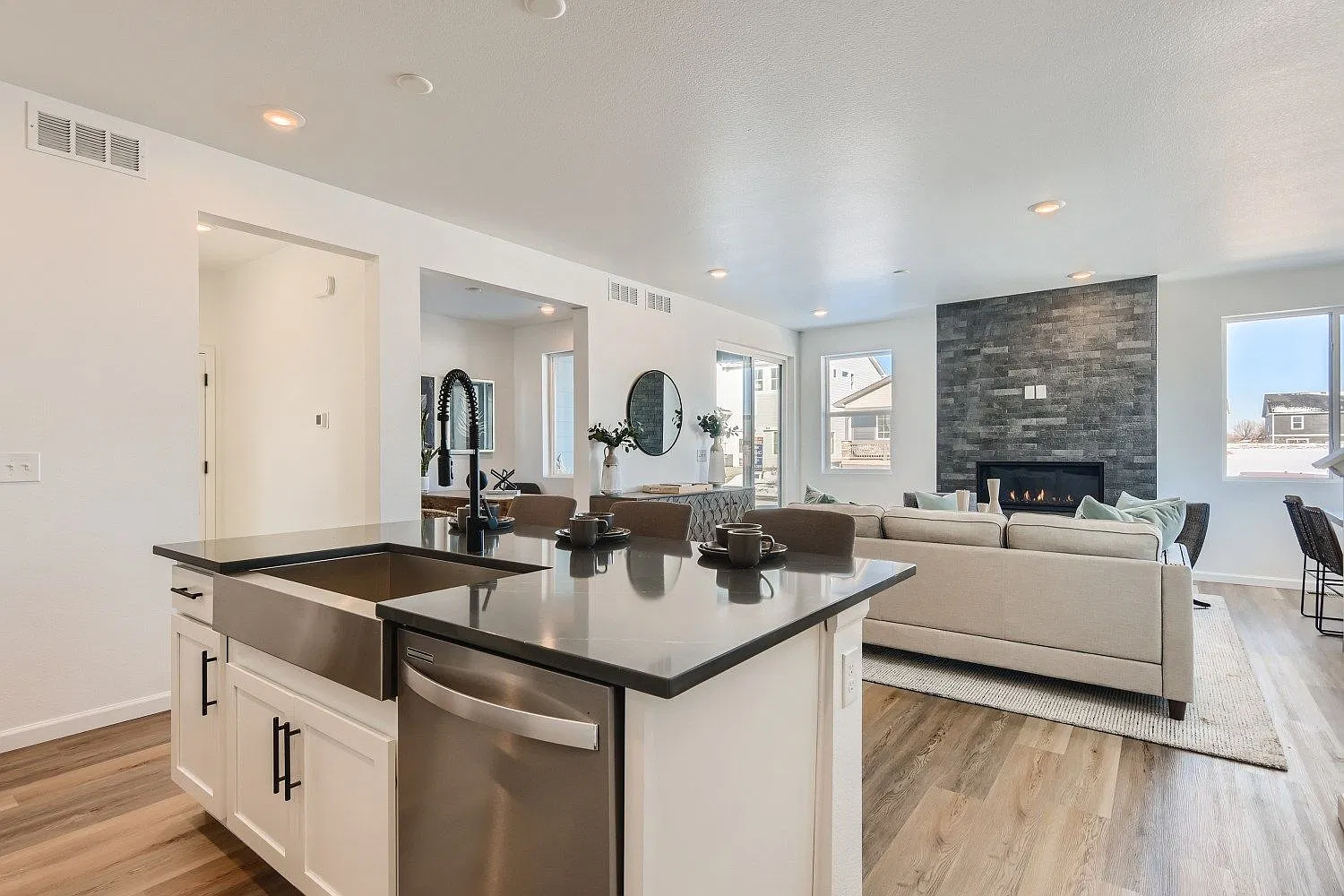 4 bed, 3.5 bath, 2133 sqft, $4,000 — Photo 4