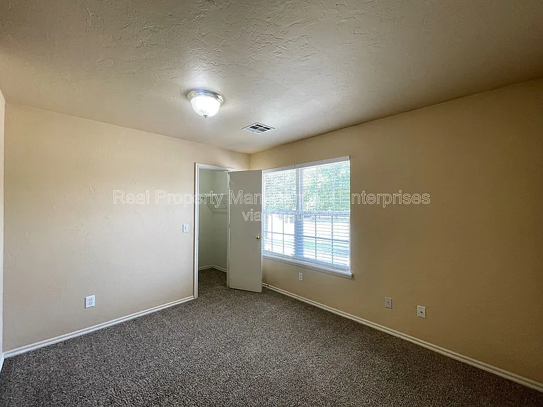 1915 Leeds Ln — Photo 10