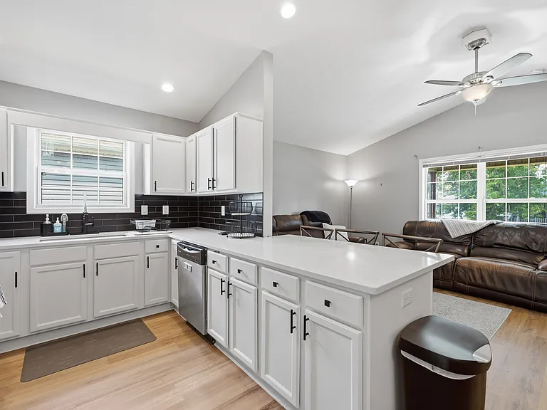 606 Kent St — Photo 9