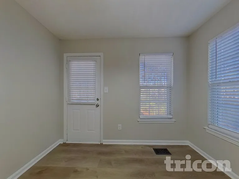 305 Madeline Way — Photo 4