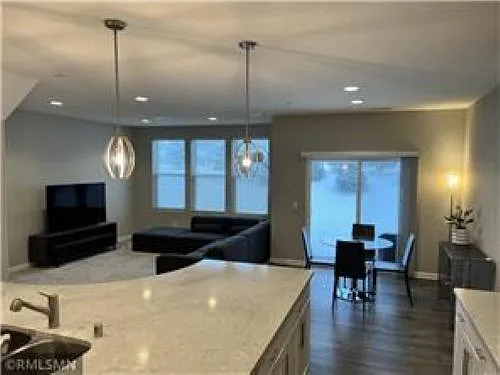 3 bed, 2.5 bath, 1800 sqft, $2,400 — Photo 3