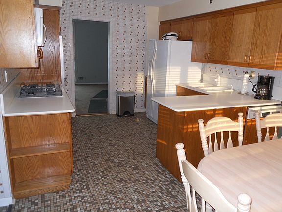 Kitchen 18'6" x 10'6"