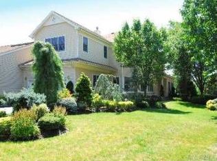 537 Dorado Ct, Roslyn, NY 11576