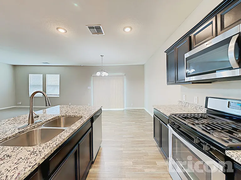 4945 Hallies Gdn — Photo 5