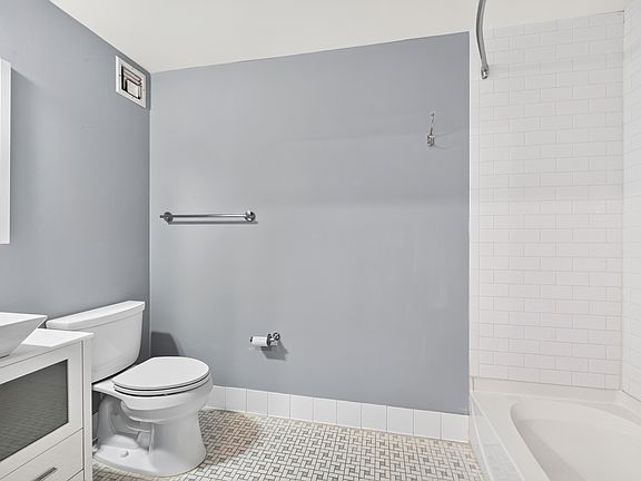 4th image of 700 Grove St APT 1209