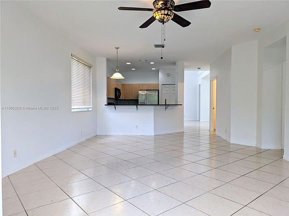 4th image of 911 Phoenix Way