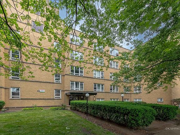 2nd image of 5335 N California Ave #302