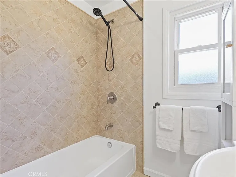 15460 Sylvan St — Photo 24