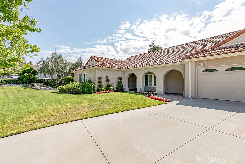 4 bed, 2.5 bath, 2581 sqft, $5,950 — Photo 2