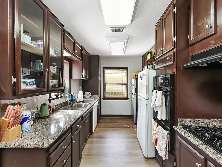 415 N Citrus St — Photo 12