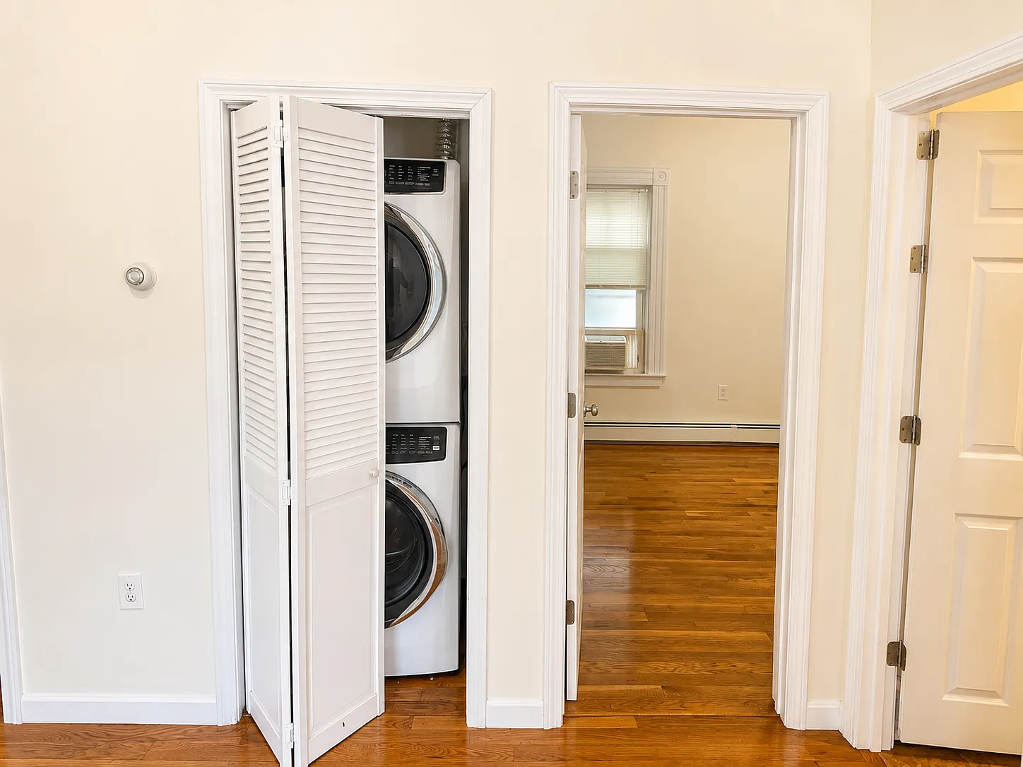 2 bed, 900 sqft, $3,650 — Photo 2