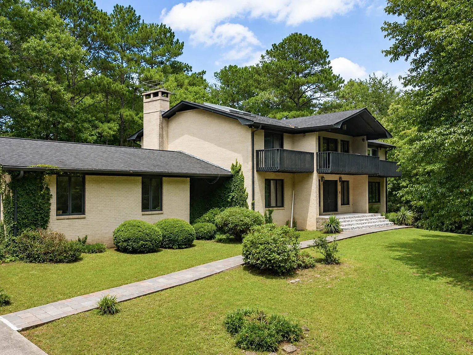 5 bed, 4.5 bath, 6107 sqft, $2,500 — Photo 1
