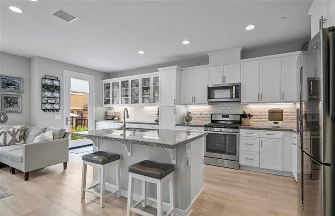 3 bed, 2.5 bath, 1804 sqft, $3,900 — Photo 3