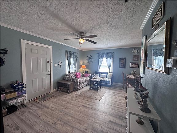 4th image of 1112 Hillcrest Ave