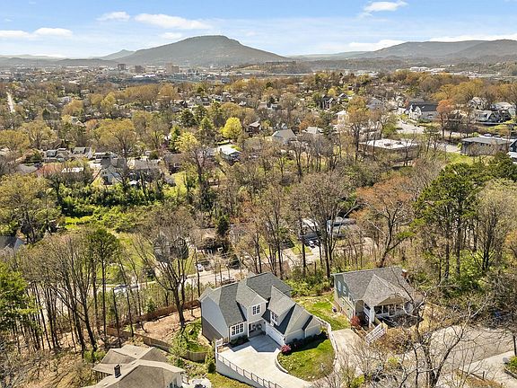 2nd image of 808 Mount Vernon Cir