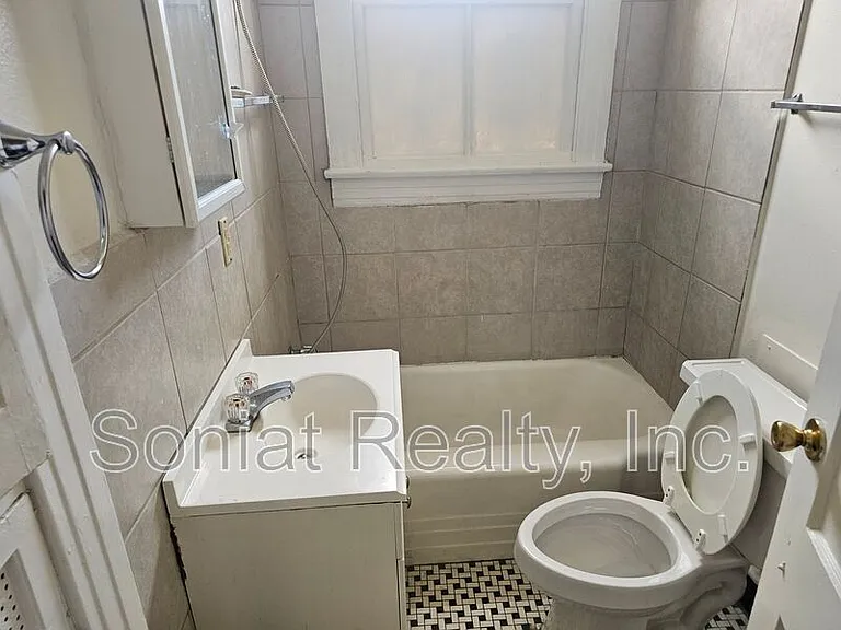 215 N Pierce St — Photo 5