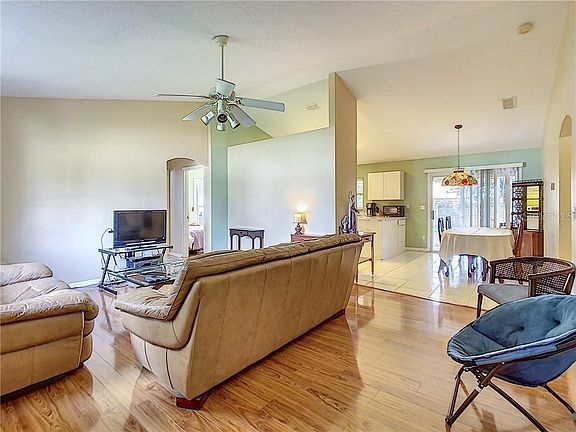 5th image of 422 Valley Edge Dr