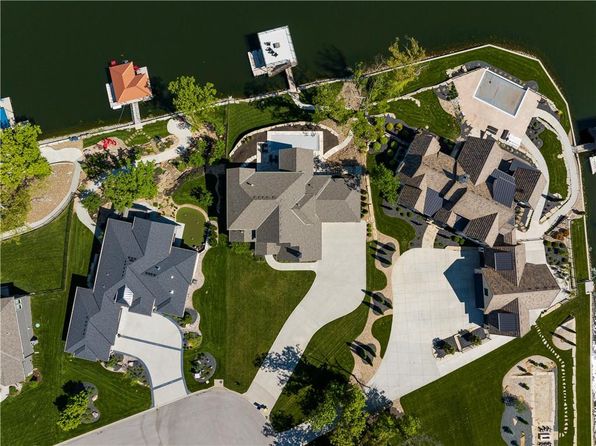 18 Black Hawk Dr, Lake Winnebago, MO 64034